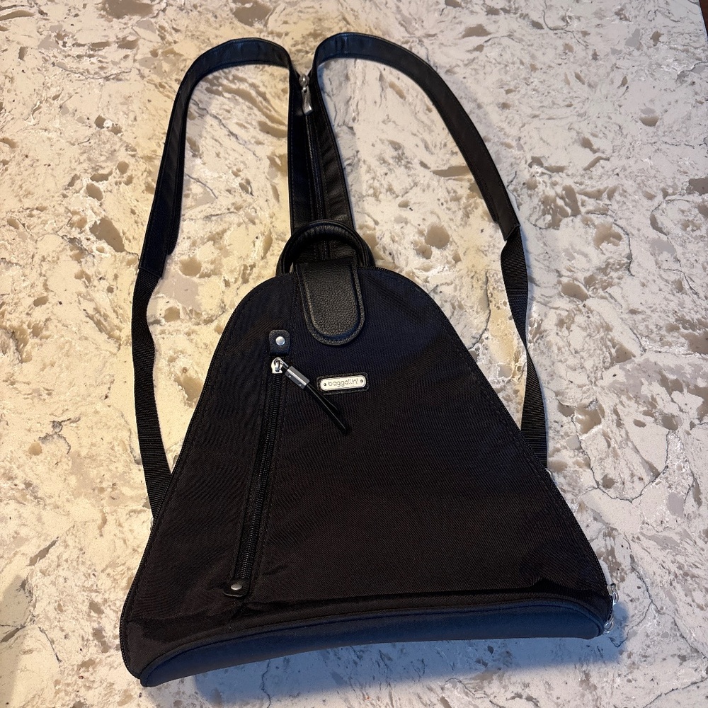 Baggallini Black Nylon Metro Zip Around Backpack JS2